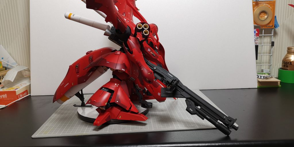 上半身は大きく前傾させ、脚部は短足化し、ファンネルコンテナの取付角度も大きく変更しました。