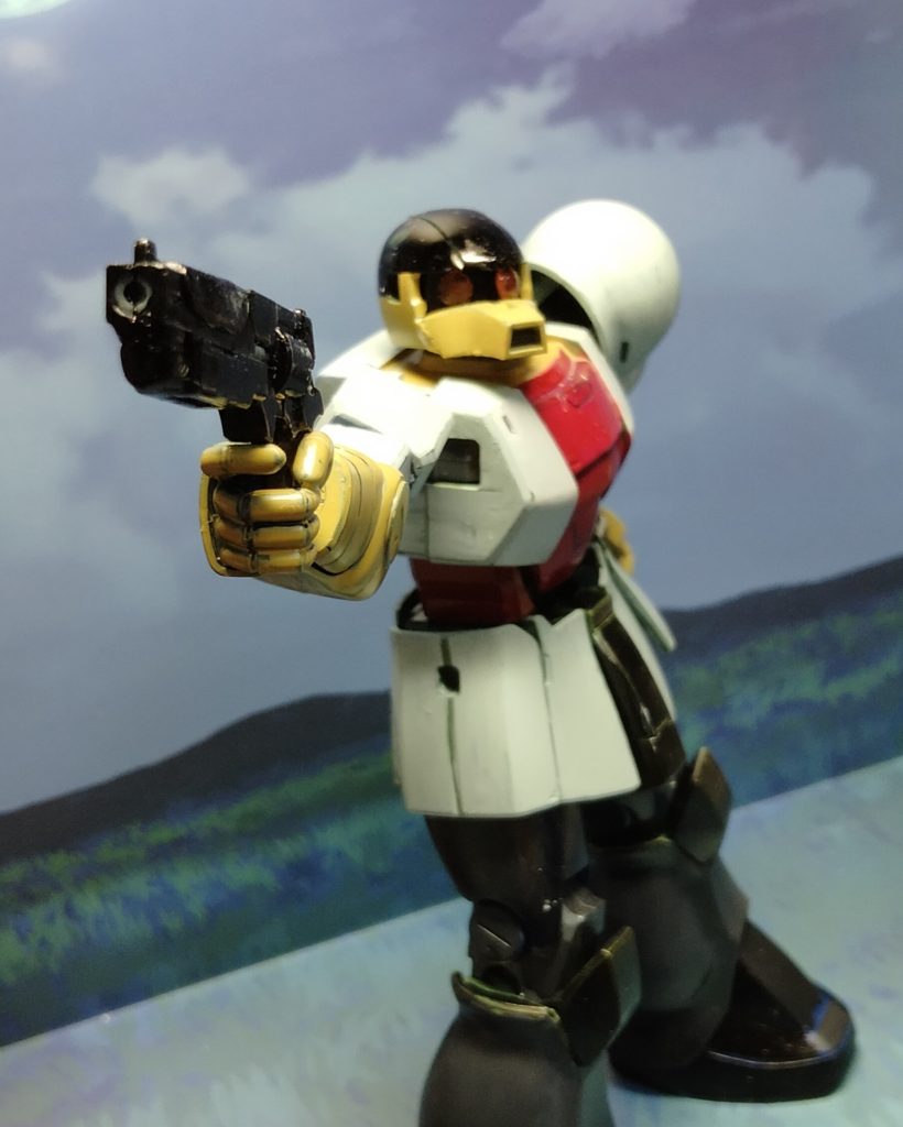 コルトパイソンの再現は難しいですが、せめてリボルバーにパテを足して、腰にホルスターも付けてます