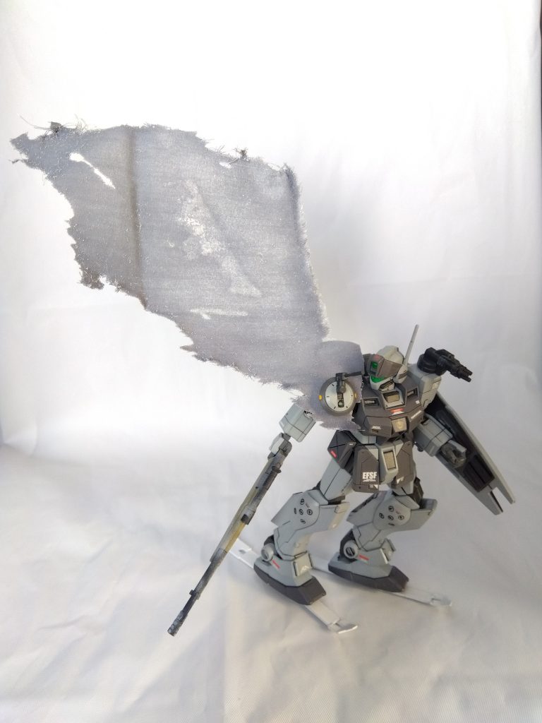 ジムスパルタンは両肩上部に武装を追加できたので、それを参考に索敵レーダーと３連装バルカンポッドを取り付けました。