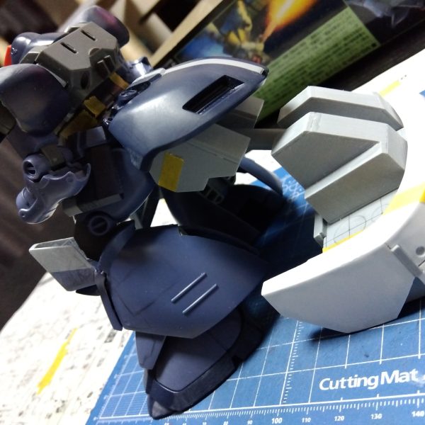 スクラッチ継続中です☺️こんな感じで接続、まだまだスクラッチは続きます💦…しかし最初の頃に作った(スクラッチ)ものってちゃんと全体の設計してないのが悪いんですが、このくらいのタイミングであれ？合わないじゃん😫て、なるんですよねw作り直し…プラ板の消費増える…また買ってこなきゃ😑そんな私とは関係なしにニャンコはくつろいでました😸（4枚目）