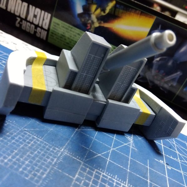 スクラッチ継続中です☺️こんな感じで接続、まだまだスクラッチは続きます💦…しかし最初の頃に作った(スクラッチ)ものってちゃんと全体の設計してないのが悪いんですが、このくらいのタイミングであれ？合わないじゃん😫て、なるんですよねw作り直し…プラ板の消費増える…また買ってこなきゃ😑そんな私とは関係なしにニャンコはくつろいでました😸（3枚目）