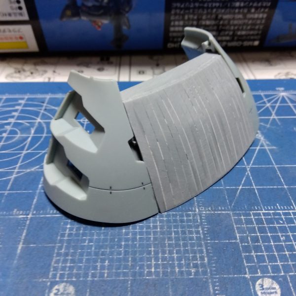 進むだけがガンプラではない…時には振り返って後悔するのもまたガンプラである😑はい、以前に投稿した画像②パーツの作り直しです😫他のパーツと合わせたらどうにもならないズレが出てしまいまして…泣く泣く再制作(zaku-kao9)作り方はバトンリレーで紹介した曲面パーツの作り方そのまんまですね(笑)基礎を作ってそこに細切りプラ板を貼っていき、画像③のように出来上がりですね☺️これが画像④のようになりますそんな風に切って貼って削ってをしている私の足元にはくつろぐニャンコ😸猫からの幸せと足の痺れは比例しますw(3枚目)