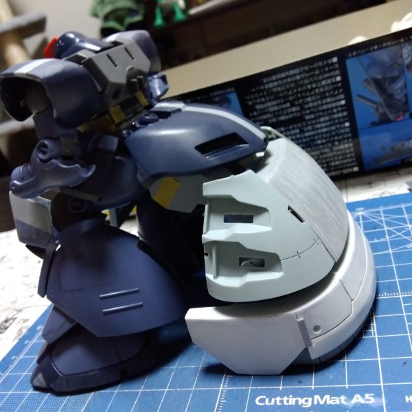 進むだけがガンプラではない…時には振り返って後悔するのもまたガンプラである😑はい、以前に投稿した画像②パーツの作り直しです😫他のパーツと合わせたらどうにもならないズレが出てしまいまして…泣く泣く再制作(zaku-kao9)作り方はバトンリレーで紹介した曲面パーツの作り方そのまんまですね(笑)基礎を作ってそこに細切りプラ板を貼っていき、画像③のように出来上がりですね☺️これが画像④のようになりますそんな風に切って貼って削ってをしている私の足元にはくつろぐニャンコ😸猫からの幸せと足の痺れは比例しますw(4枚目)