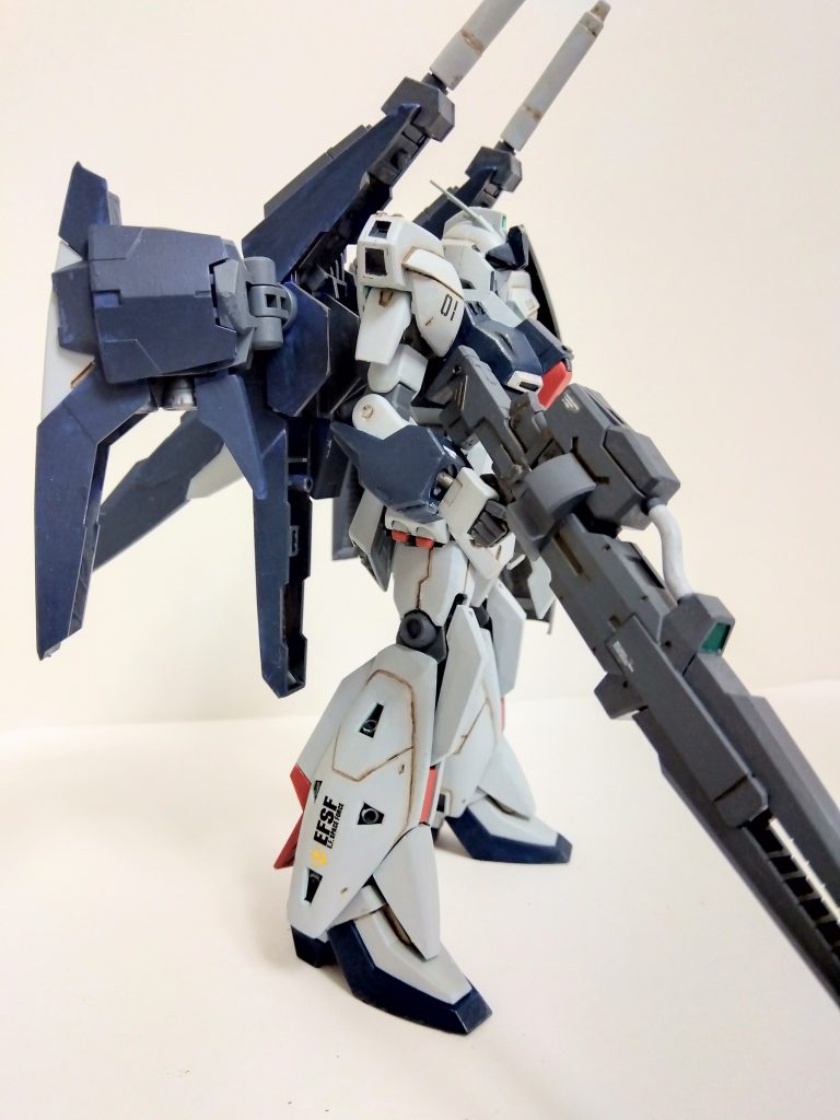 側面図。リ・ガズィ本体はプラ板でディテールアップしたぐらいでほぼそのまま、ビームライフルはリ・ガズィのライフルを半分にしてバックウェポンシステムMark−Ⅱの武器を貼り付けました。