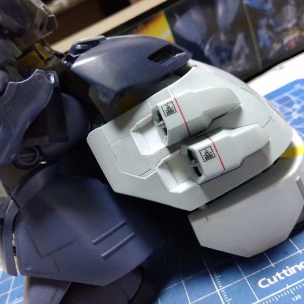 前回の画像と変わり映えしませんが、前回制作したパーツに手を加えて形状変更😁　グフフライトカスタムのパーツの形状に合わせて凹んだ形にスクラッチ💦何気にこれ大変でしたwもちろん塗装しやすいように外せるようにしてあります😆同時に内側の構造体も制作！どういった機能が…とかはなんとなくでwそんなスクラッチを頑張ってる私の後ろでは、ニャンコが一生懸命フミフミしてました😸（2枚目）