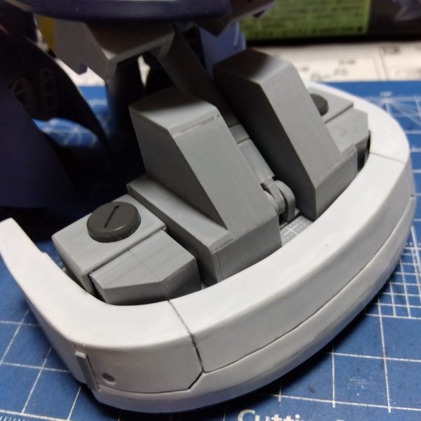 前回の画像と変わり映えしませんが、前回制作したパーツに手を加えて形状変更😁　グフフライトカスタムのパーツの形状に合わせて凹んだ形にスクラッチ💦何気にこれ大変でしたwもちろん塗装しやすいように外せるようにしてあります😆同時に内側の構造体も制作！どういった機能が…とかはなんとなくでwそんなスクラッチを頑張ってる私の後ろでは、ニャンコが一生懸命フミフミしてました😸（4枚目）