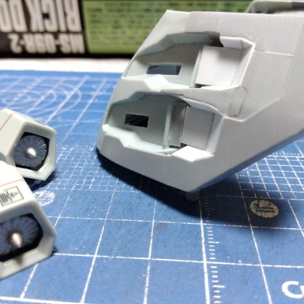 前回の画像と変わり映えしませんが、前回制作したパーツに手を加えて形状変更😁　グフフライトカスタムのパーツの形状に合わせて凹んだ形にスクラッチ💦何気にこれ大変でしたwもちろん塗装しやすいように外せるようにしてあります😆同時に内側の構造体も制作！どういった機能が…とかはなんとなくでwそんなスクラッチを頑張ってる私の後ろでは、ニャンコが一生懸命フミフミしてました😸（3枚目）