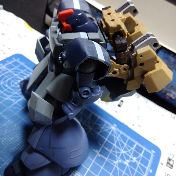 珍しく連日投稿w今日はバックパックの制作に取り掛かりました☺️30MMアルト陸戦型の胴体・腕・脚を組み合わせてバックパックにします！試しに装着して…あれ？リアのデカいパーツないほうが良い…😵？想定してないですけどどこか高機動型みたいでこれはこれで良いなと思ってしまった(笑)まぁいつか機会があればw今日のニャンコはなんだか静かだなぁと思ったら落ちてました😸天気良かったからなぁw（2枚目）