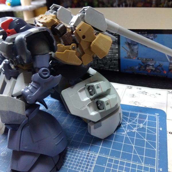 年末年始というものは…どうしてこう忙しいんですかね😑ようやく触る時間が出来たのでバックパックの続きを画像②の30MMアルト陸戦型のパーツで作ったバックパックのパーツ、膝関節の可動を利用して工作。右上画像のように可動します。この内部にネオジムを仕込み、７ミリプラパイプに同じくネオジムを仕込み、左下画像のように組み合わせます☺️装着すると画像③から画像④、画像⑤のように展開！超尺キャノンはやはりロマンですね😆そんな忙しい年末を過ごす私の仕事中に、我が家のニャンコはテレビでやっていた岩合光昭の世界猫歩きを観ていたそうです😸お腹まんまるだなぁ😅&nbsp;（3枚目）