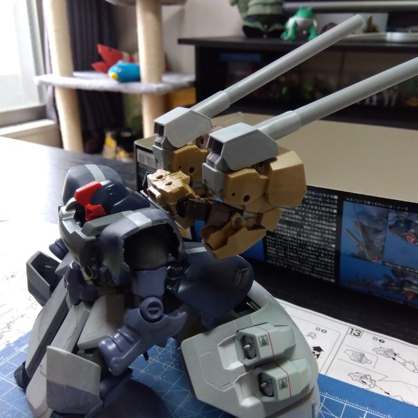 年末年始というものは…どうしてこう忙しいんですかね😑ようやく触る時間が出来たのでバックパックの続きを画像②の30MMアルト陸戦型のパーツで作ったバックパックのパーツ、膝関節の可動を利用して工作。右上画像のように可動します。この内部にネオジムを仕込み、７ミリプラパイプに同じくネオジムを仕込み、左下画像のように組み合わせます☺️装着すると画像③から画像④、画像⑤のように展開！超尺キャノンはやはりロマンですね😆そんな忙しい年末を過ごす私の仕事中に、我が家のニャンコはテレビでやっていた岩合光昭の世界猫歩きを観ていたそうです😸お腹まんまるだなぁ😅&nbsp;（4枚目）
