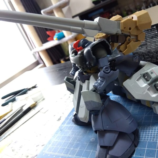 年末年始というものは…どうしてこう忙しいんですかね😑ようやく触る時間が出来たのでバックパックの続きを画像②の30MMアルト陸戦型のパーツで作ったバックパックのパーツ、膝関節の可動を利用して工作。右上画像のように可動します。この内部にネオジムを仕込み、７ミリプラパイプに同じくネオジムを仕込み、左下画像のように組み合わせます☺️装着すると画像③から画像④、画像⑤のように展開！超尺キャノンはやはりロマンですね😆そんな忙しい年末を過ごす私の仕事中に、我が家のニャンコはテレビでやっていた岩合光昭の世界猫歩きを観ていたそうです😸お腹まんまるだなぁ😅&nbsp;（5枚目）