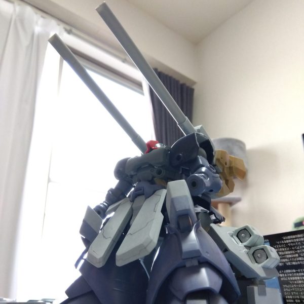 年末年始というものは…どうしてこう忙しいんですかね😑ようやく触る時間が出来たのでバックパックの続きを画像②の30MMアルト陸戦型のパーツで作ったバックパックのパーツ、膝関節の可動を利用して工作。右上画像のように可動します。この内部にネオジムを仕込み、７ミリプラパイプに同じくネオジムを仕込み、左下画像のように組み合わせます☺️装着すると画像③から画像④、画像⑤のように展開！超尺キャノンはやはりロマンですね😆そんな忙しい年末を過ごす私の仕事中に、我が家のニャンコはテレビでやっていた岩合光昭の世界猫歩きを観ていたそうです😸お腹まんまるだなぁ😅&nbsp;（1枚目）