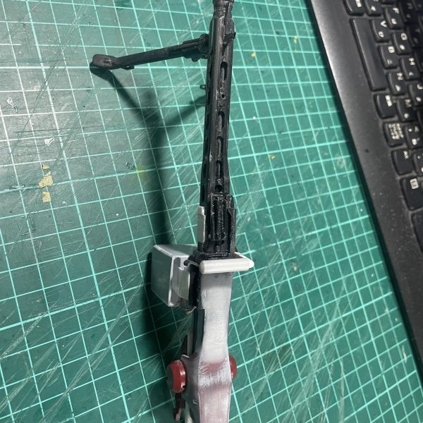 MG42改はこんな感じで。あまりゴテゴテさせずにシンプルにしました。グリップは後方と上面に設置。両手持ち仕様です。バレル交換用に展開したり、弾丸セット用にフタが開くようになっていますが、最終的には接着すると思います。（7枚目）