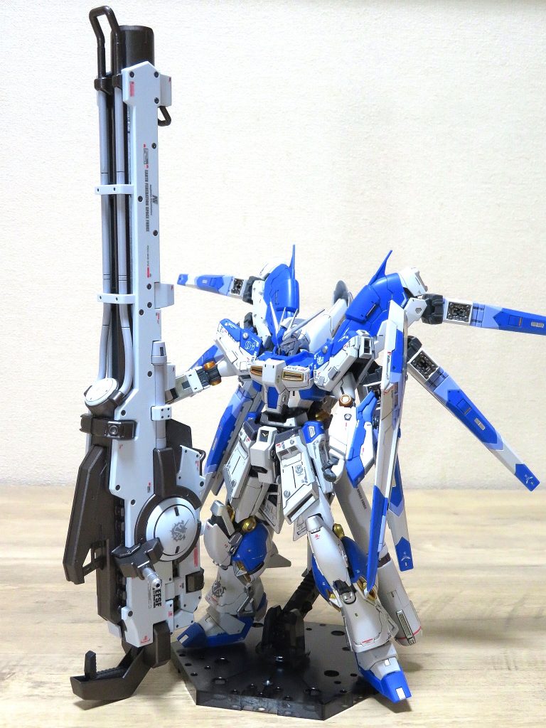 RG Hi-νガンダム+ハイパー・メガ・バズーカ・ランチャーハイニューのほうは二年近く前に組んだものですが、ハイパー・メガ・バズーカ・ランチャーを新たに組みました。武器単体とは思えないぐらいビッグサイズ(^o^;)
