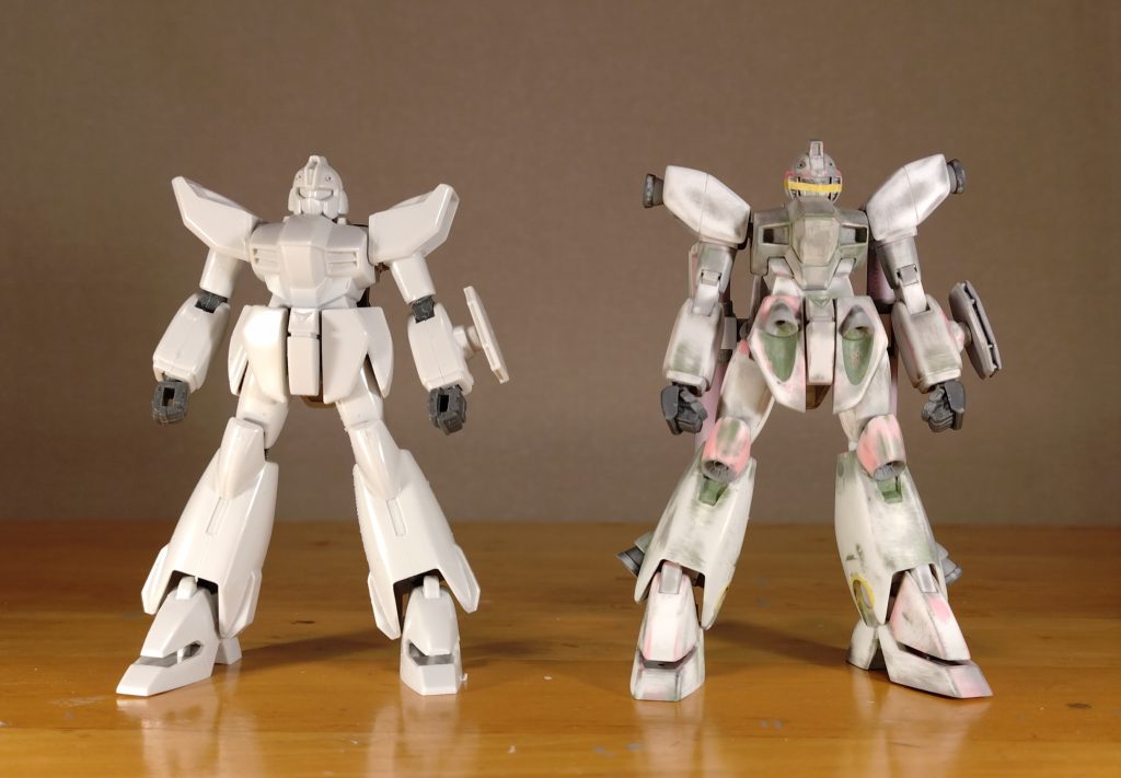 最終表面処理まで終えた状態とキット素組みを比較ジャベリンのキットは一切使っていません頭部:キット改造胴体:関節部新造。腰ブロックをプラに置き替え。股関節位置を2mm上に。フロントアーマーを形状変更。腕部:肩アーマーは本体外装では唯一の新造部。各部幅増し。肘関節新造。脚部:股関節新造。太腿幅増し。膝関節新造。足首関節新造。ソールを大型化。バックパックと武器類を新造。外装は全体的に形状変更。