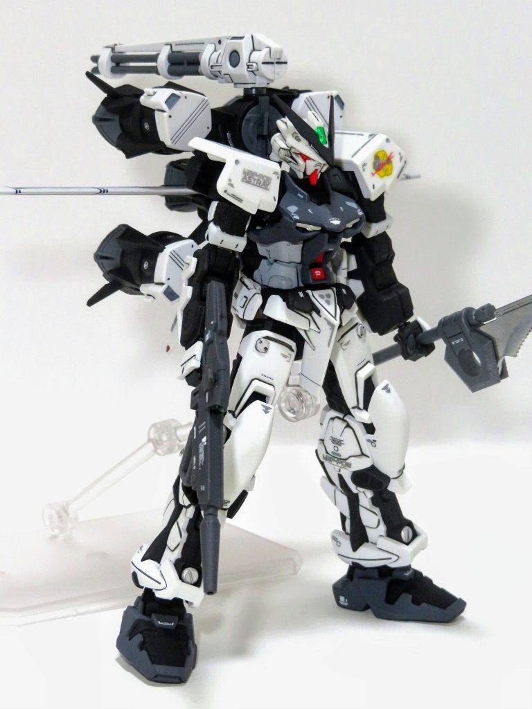 HG SEED ガンダムアストレイブラックフレームガンダムアストレイレッドフレームを黒に塗装して、翼を大型化させたガンバレルストライカーを装備しています。