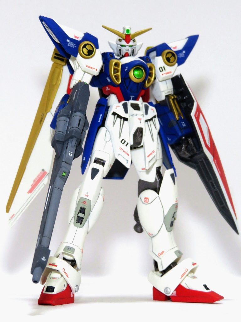 EG ウイングガンダム以前組んだHGウイングゼロと同じ配色で、こちらも筆塗り全塗装で仕上げました。