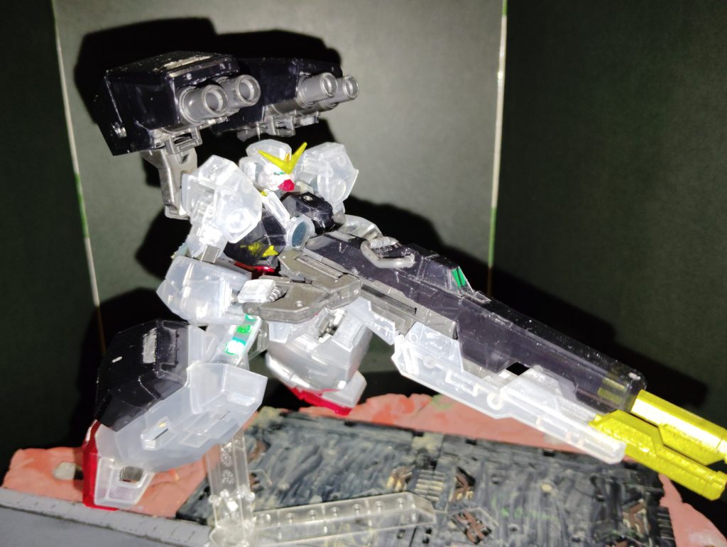 うーんこの移動砲台め(zaku-kao5)黄色はゴールドで塗ってますのでクリアの質感が変わっています