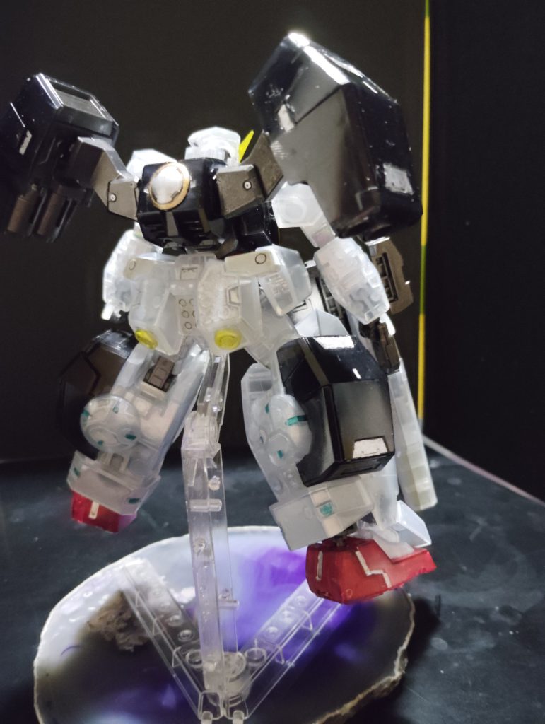 細かい部分塗装をしています。若竹色やシルバー、ゴールドを使っています(gundam-kao4)