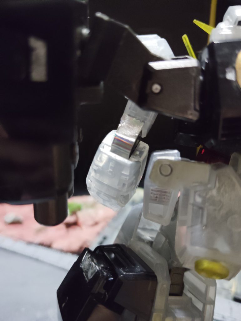 上腕の後ろにホロシールを(gundam-kao6)目立たないところもオサレに