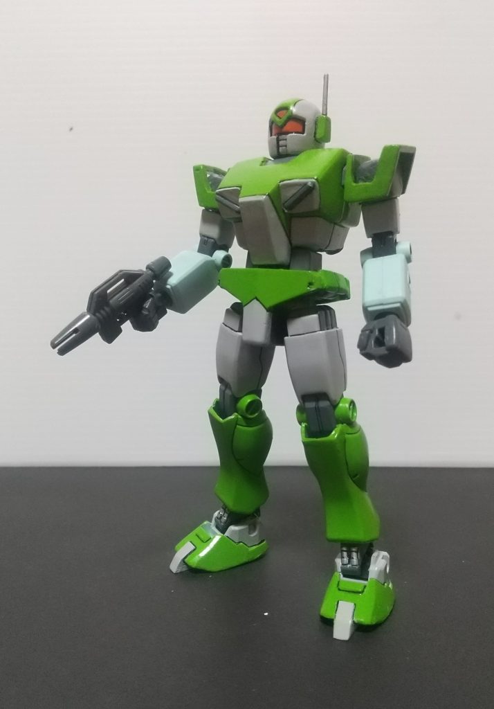 一見合理的に見える腕部の固定兵装化ですが、武装の持ち替えが出来ず汎用性に欠ける、メンテナンス性の低下、ローコストなのに換えがきかない矛盾など問題も多く、結局ジムの腕パーツを取り付けて運用する事が主だったといいます。さらに機体本体も、過度な装甲の削除による深刻なまでの防御性能の低下と行き過ぎた軽量化による姿勢制御の困難さは、一般パイロットでは真っ直ぐ歩かせるのもやっとという有り様で、量産化はおろか実戦での運用すら難しいと判断されたのでした