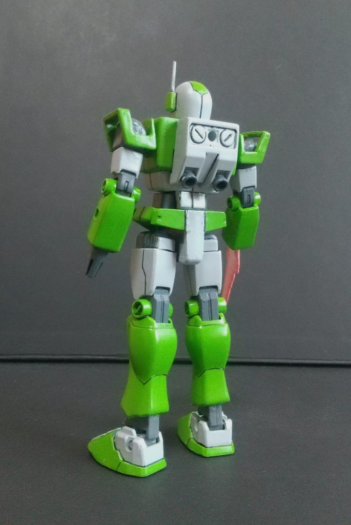 元キットはHGジムですとにかく目に付く所を取り外し、切り取り、やすったりして削り取りますが一応縛りとして、骨組みや内部構造が剥き出しになるような削り方はしない。でないと「内部フレームだけでええやん」て事になってつまらないので最低限ジムのガワは残す方向でやっていきます