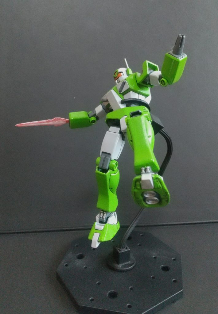 Iフィールド発生装置を組み込んだ右腕は従来のビームサーベルよりも短身で幅広のビーム刃を形成するようカスタマイズされています。リーチの長さを犠牲にして、一撃で確実に敵を仕留めるための威力アップと素早く離脱するための取り回しの良さを実現しています左腕はビームガンがほぼそのまま内蔵されていますがこちらも弾数と射程を犠牲にして威力を高めたものに調整されています。