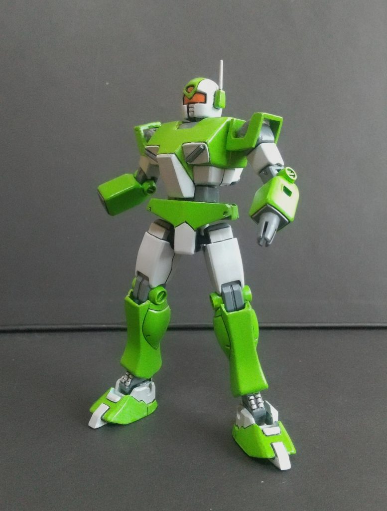 上半身は肩アーマーのヘリだけ残してカット、エリの出っ張りを削り落とし、エリ内部のパーツを取り外す。コクピット辺りはほぼライトアーマーと同じような作りに。腰回りのパーツを切り取ります。手首パーツを取り外し直接武器を取り付け固定兵装化します下半身は腰パーツをふんどし型にカット、ヒザのとこを短くカット、足首ガードを取り外し、足裏パーツを取り外します。そのままだと足裏がスカスカなので足裏パーツを小さくカットしてはめ込みます。また自立が不安定なのでちょこっとだけつま先を作って接地面積を増やします。背中のランドセルは、右腕がビームサーベル化してるのでサーベル収納部分をカット。以上が加工箇所です