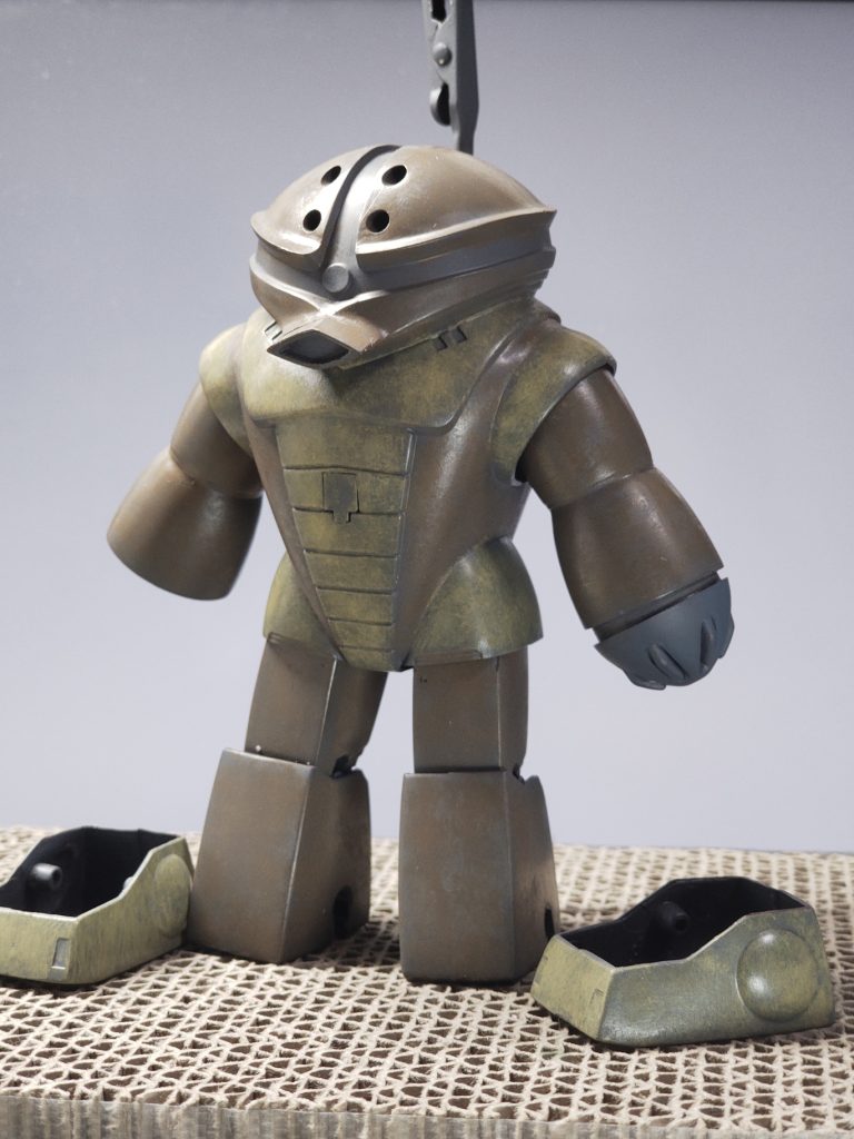 それぞれの部位一色目完了時点。これで終わるべきか塗るべきか毎回不安が残る場面。まだ後ハメ箇所、甘噛み状態で割れる前です。足の長さが揃ってる。