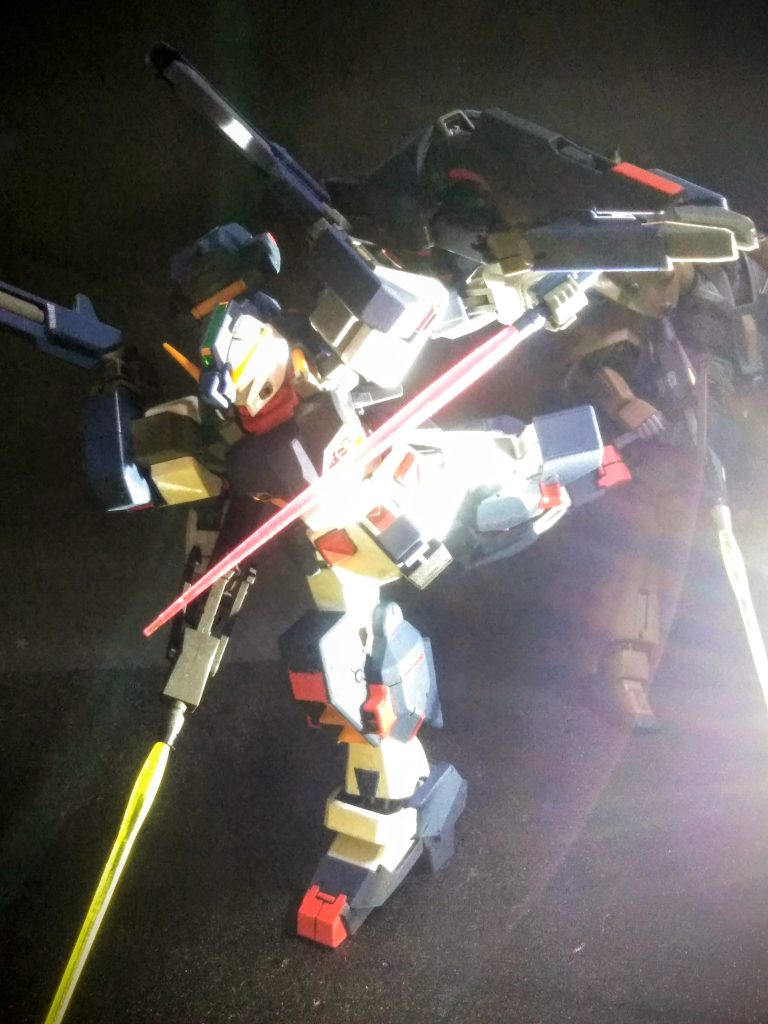 外観から判る通り『ガンダム TR-1 [ヘイズル]』の形態の一つであります 🧐元機体である『ヘイズル』の肩に｢ビーム キャノン｣を 😆シールドは独特な形状と機能が付いた『コンポジット・シールド・ブースター』を装備 🤩💕本来はフロントアーマー部に『[ガンダム TR-6]の上半身？』がクッ付いているのですが、このキットには付属していないので代用品を充てときました 🙄 まぁ、それはソレトシテ！『『『ビームサーベル抜刀❗❗』』』しときます 😁