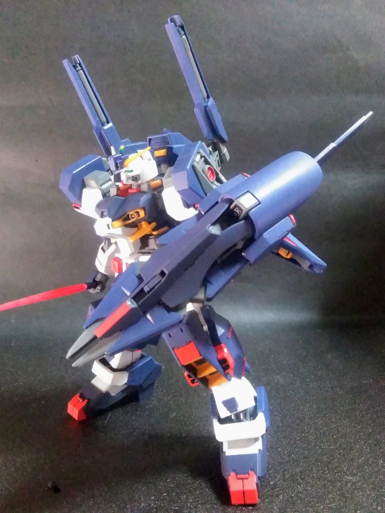 コノ子の一番の特徴である装備 🤩『コンポジット・シールド・ブースター』｢シールド｣｢ブースター｣｢ロング・ビーム・ライフル｣｢ヒート・ソード｣｢クロー・アーム・ユニット｣といった機能を備えた複合兵装だソウです 😅容赦が無さすぎる 😖あっ！『 I フィールド発生器』も備わってイルとの事 😩 ｲﾔ!ｲｲｶｹﾞﾝ ﾆ ｼﾄｹ⤵️