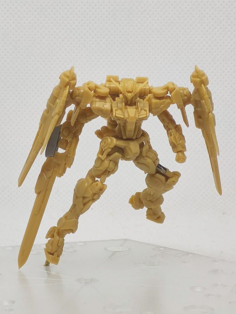 GNソードの展開と脚部の改造後。GNソードの展開状態は元キットから切断してくっ付けただけなので構造的には嘘なのですが、アーティファクト自体が独自アレンジなので、まぁ良いかと。