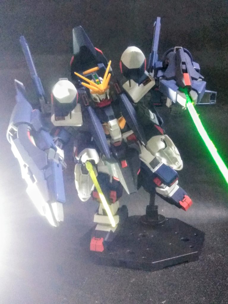 組み立てたママを騙ります 😒『ギャプラン TR-5[フライルー]』の肩に付いていたのと同等(厳密には仕様が変更されている)の強化パーツを両肩、両腰に装着！『コンポジット・シールド・ブースター』は両腕に！！他にも『ガンダム TR-6』や其に付随するパーツも設置です！！！ 😟 折角なので『コンポジット・シールド・ブースター』を｢ロング・ビーム・ライフルモード｣で使用してみました 😚