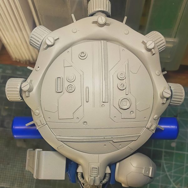 アイザック( GQ)進捗頭部を有機的にしたかったのでエポパテと100均のキャップ&ドールアイを使って造形実体眼を用いることでミノフスキー影響下の偵察能力向上的な設定を妄想しているが、先に「 目玉を付けた気持ち悪いMSを作りたい」があったのでこの形になっているアイザックはEWAC専用機なので、戦線離脱用にスラスターを11基積んでみただいぶオーバースペックだが、そこはロマン頭部が大きいので、肩は軍警ザクより大きいアイザックのそれから拝借し、バランスを取ろうと試みているそれでも等身が崩壊しているが、偵察機なので味としたカラーはUC版を参考に配色画像はベース塗装で、そこからガンガン汚している今回はジオラマの小型化に着手100均の台座にスチレンボードを貼って造形その上にボンド×重曹を塗って地面を作っているなんとか年内には完成しそう(5枚目)