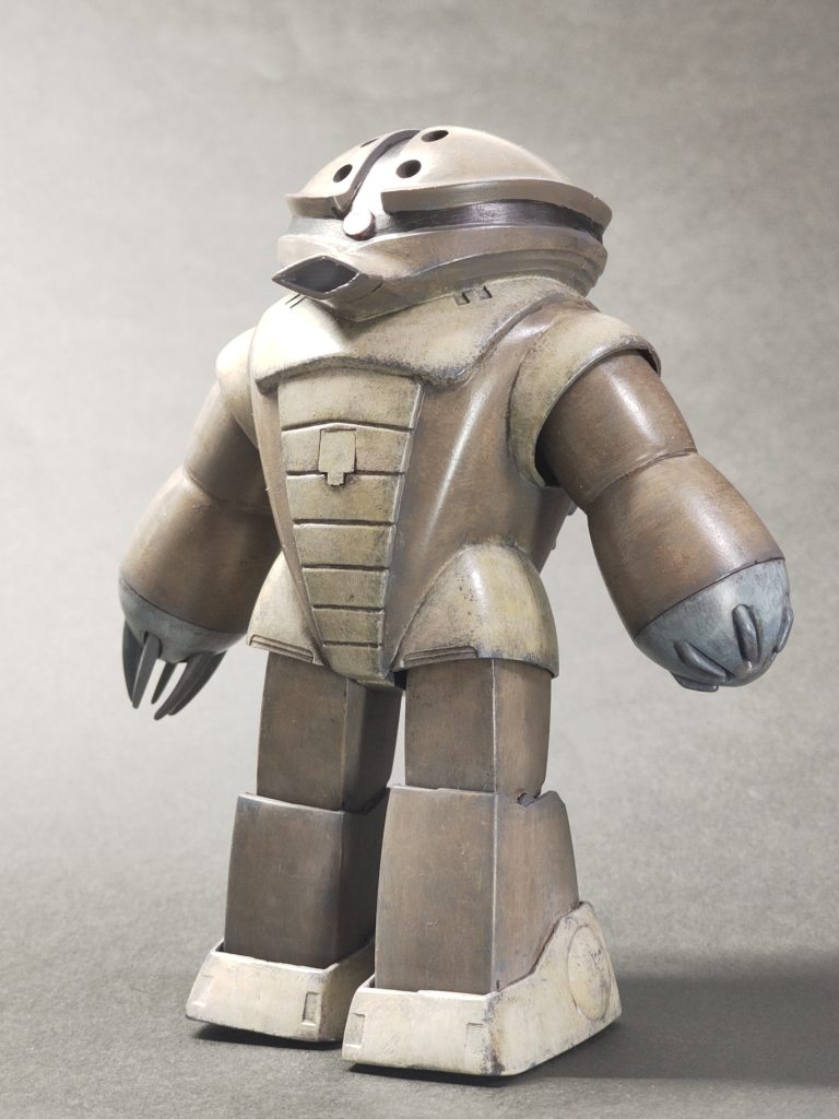 最初、リアルタイプ風の大河原イラストを探してきて、ラインを真似して引いてみたんですが、あまりに不釣り合いだった(かわいさも無くなった)ので全部消してありのままの旧キットアッガイにしました。名残でくるぶしのカラーリングがオリジナルと違っていて靴一色なのと、結果的にラインを描いた白と赤でウォッシングした効果が僅かに残りました汗。