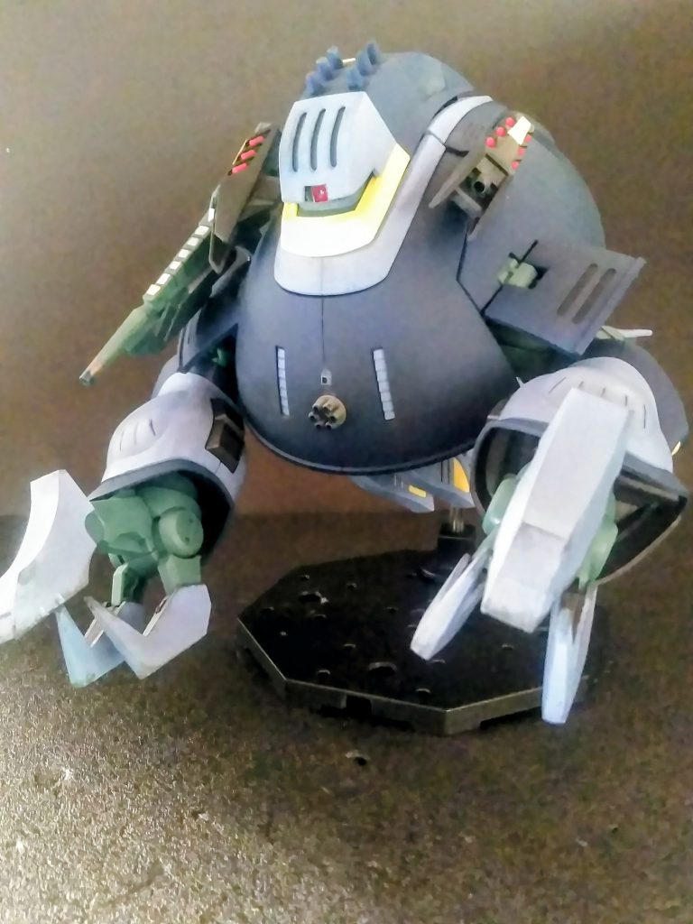 『NRX-055 バウンド・ドック』のパイロットである『カマ・セイッヌ 中尉』🧐ﾄﾞﾝﾅｶﾀ?脳内設定・・・『ガンダム[ケストレル]』『ガンダム[グリンブルスティ]』等を開発した『オークランド研究所』に所属する『強化人間』戦闘能力は高いのだが大きな課題である安定性の欠如が看過出来ない状態である。実戦に赴かせるのは甚だ不安だ。討ち取られる事により、対戦側を勢いつかせなければヨイのだが・・・と、イウ戦士 果たして彼女の活躍は如何ほどか 😖