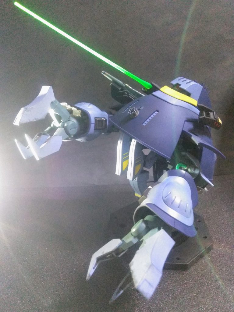 コノ子 🙄御覧の様にオッキｲ身体のクセに武装が貧弱(Bライフル、拡散B、Bサーベルのみ装備) 😩💨なので 😌お腹の真ん中に｢6 連マシンキャノン｣(5 Shot目)👍両腰？に｢ビームキャノン内蔵型 6 連装ミサイルコンテナ × 2 基｣👍👍を補足しておきました 😤💨少しはMAとしての、火力増強に為ったかな 😚