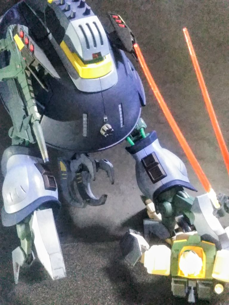 『ポストジオング』なんて 😁リアタイ当時の設定資料(出自はコミックボンボン)に在りました 😃この御椀の様な下半身なら頷けます 🤔格闘戦に主眼を於いた機体設計なのか？🙄脚部クローはコンナ風に使います 😚💓 ヤられ役は『ジムⅡ・セミストライカー』🙏😣ｽﾏﾝ