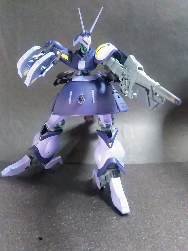 こういう巨体だと、ビームライフルはチョッと違和感を感じます 😒そのサイズは、通常MS用のモノよりフタマワリ程大きい 😊でも！威力は主力MSクラスと同等だソウです 😟ﾓｯﾄ ﾂﾖｲ ﾉ ｶﾄ ｵﾓｯﾀ