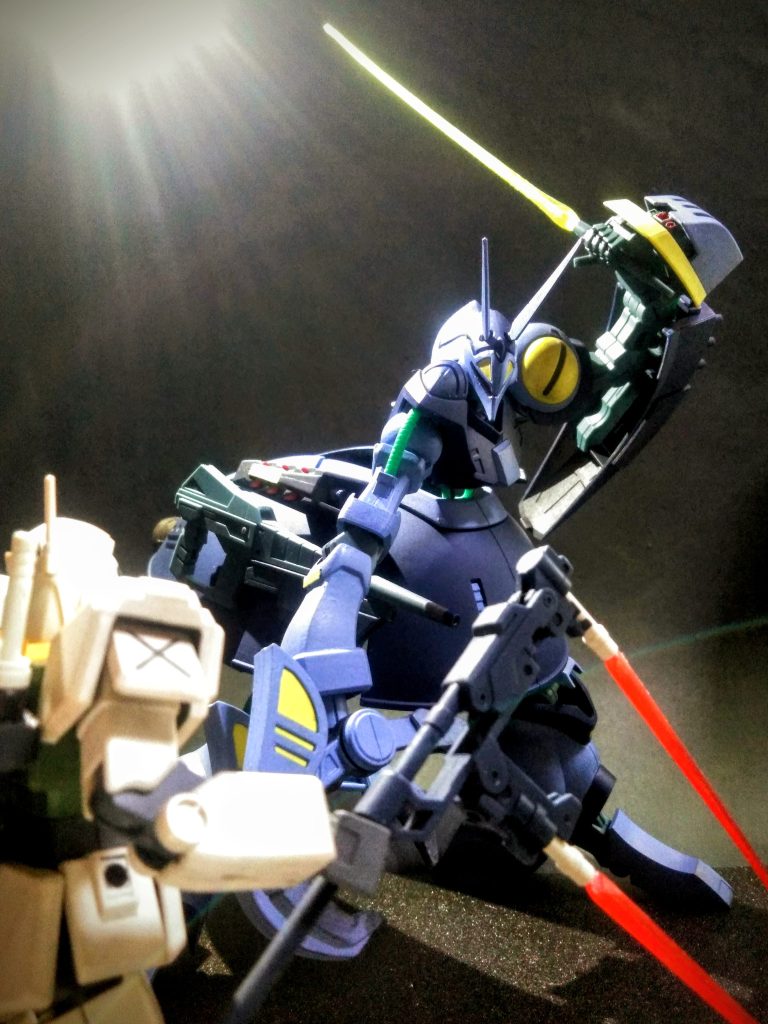 『『『ビームサーベル抜刀‼️』』』一体！何処に収納されてイルのやら❓😅右腕がクロー・アームとなっている為、左手に持って使用するのが常ですね 😚