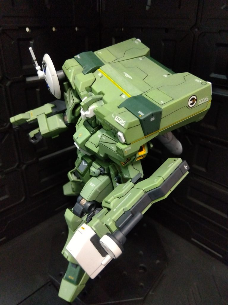 スジボリの練習でパネルラインを追加。ガイドテープやテンプレートを使いましたが、曲がるはハミ出るはで大変でした。脚部R面にも挑戦、左右対称ってムズカシイ…。