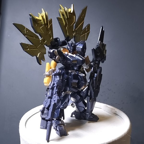 ガチってないもん！？って、もっと簡単にテキトーに作る予定だったんですけどね…。ガンダムマーカーメタリックセットのダークブルーメタリックがプリズムブルーブラックみたいにかっこよかったので、ちゃんとマスキングしてしまいました。セミガチくらいにはなってしまった。セットの色、いいのがいっぱいあるので、単品販売してくれないかなぁ…。（3枚目）