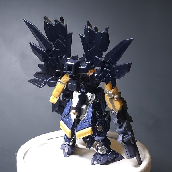 ガチってないもん！？って、もっと簡単にテキトーに作る予定だったんですけどね…。ガンダムマーカーメタリックセットのダークブルーメタリックがプリズムブルーブラックみたいにかっこよかったので、ちゃんとマスキングしてしまいました。セミガチくらいにはなってしまった。セットの色、いいのがいっぱいあるので、単品販売してくれないかなぁ…。（2枚目）