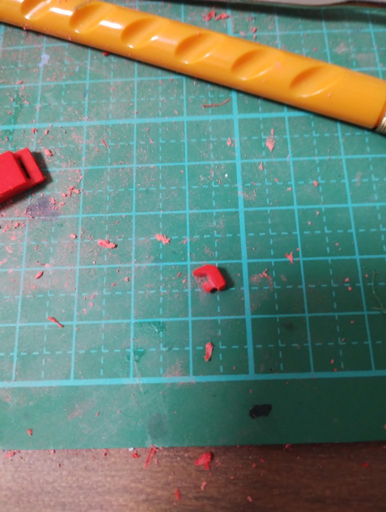 ちなみにヘッドパーツのアンテナ基部の赤いパーツなんですが、間違って捨ててしまい自作することに。プラ板削り出してなんとか作成。