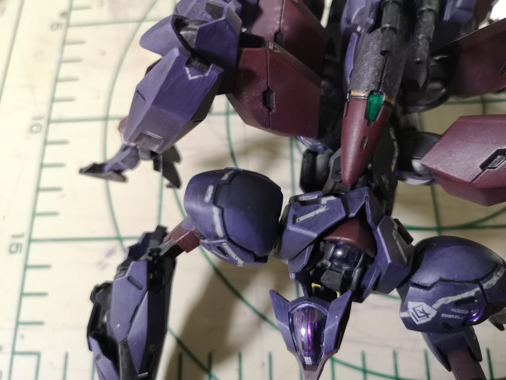 アップで見ると解りますが塗装で陰影をつけていたり全体はつや消しでコートした後にメッキシルバーでドライブラシかけてます。ところどころにあるマーキングはデカールと手描きを併用