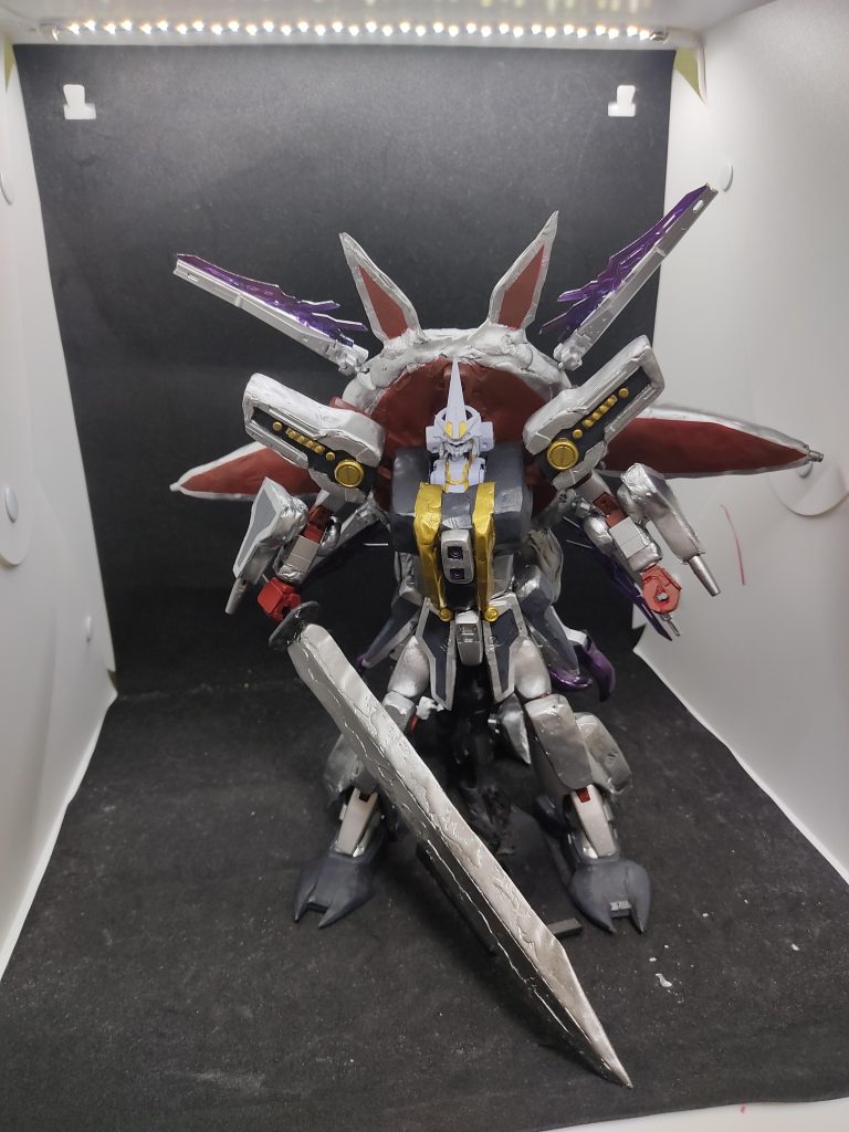 主武装はナイフを模した大剣、ブラックナイト対艦刀です。ミラークロームとコンパウンドでメッキっぽくしました。