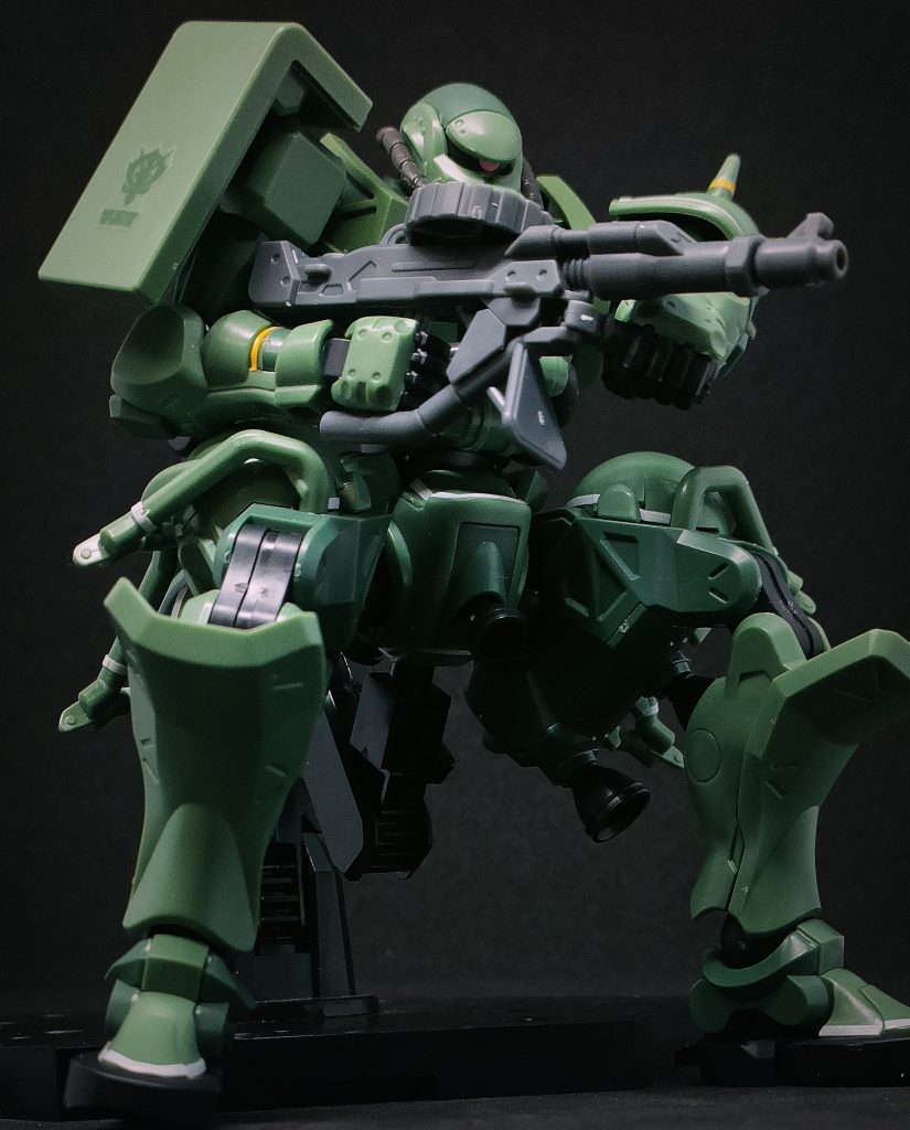 ザクといえばマシンガン。この構えが1番好きです。