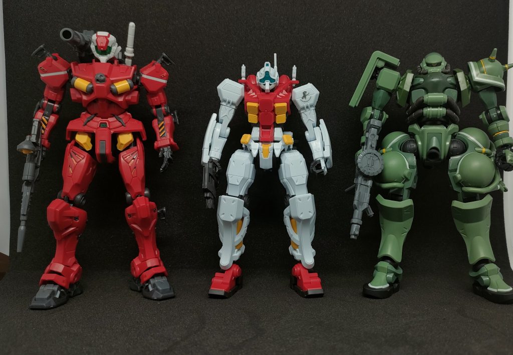 追記:折角なので三人で記念撮影しときました。(笑)やはり軽キャノンさんが頭1つ分背が高いですね。スガイゲルググの小ささがひときわ際立ってます。私なりのGQクランバトルでMAVをどう組み合わせるかこれから楽しみでもあります。今後の追加機:リックドム(GQ)•エグザベギャン(GQ)余談ですがプレ値なら見向きもしなかったガンダムクアックス&フレドは、現在破格に近い価格で売られてますのでこれを機に買ってみても良いかな?と模索しております。( コレクション要素として)デザインの意匠が人型最終決戦兵器人造人間なので人により好き嫌いが分かれる所ではありますが。(劇中の最終話はもうそれにしか見えませんでしたし苦(笑)) ファースト系好きには敬遠されがちな機体ではありますが破格なら話は別です。紅白ガンダムも然りですね。破格になれば購入を視野に入れてみても良いかとも思ってますが。※これを記述した後に覗きに行くと、ちょうど今再販の時期みたいでどうせ先で買うのだろうし、これを逃すのもなんか勿体ないと考え抜いた末に上記一式まとめて購入しました。買いたい時が買い時と誰かが言ってましたっけ(笑)Gクアックス、Gフレド、紅白ガンダムの4体お買い上げ。先で発売されるハンブラビに関しては限定販売ならともかく、一般予約販売ののっけから倍のプレ値スタートとかよく分からない転売ショッパーズしか見当たらないので今のところスルーですね。いくら欲しくったってそんな所で買っちゃ駄目ですよね苦笑ガンプラはもっと買いやすくなって欲しいものです。最後までご覧頂きありがとうございました。