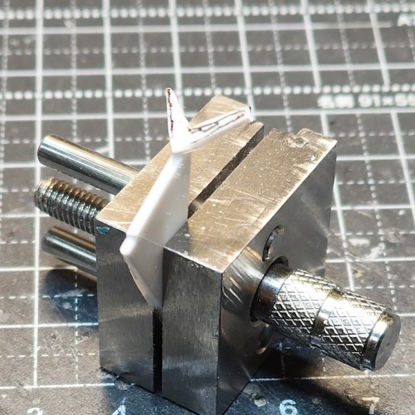 ガンダムアーティファクト第1弾のhi-νガンダムの7度目の改修しますｗ【頭部】①アンテナブレードの作り替えと額のバランスのため、アンテナブレードごと額部分をそぎ落とし、エポパテ盛る。フェイス部分もそぎ落とし、プラ板で3パーツで作る。真ん中部分、その両サイド、口の構成。②頬の部分をそぎ落とし、プラ板でディテール追加したものに置き換え。③頬横のダクト部分をそぎ落とし、プラ板で箱状にし、置き換え。④アンテナブレードの制作。1.2㎜のプラ板をＶ字に切り出し、持ち手兼アンテナブレードの中心ディテールになるプラ板で接着。ひたすらヤスリで尖がらせる。最後に持ち手を中心ディテール分を残しカットし、ダイヤモンド状に削りだす。トサカもボリュームとセンサー部分のディテールを追加できるようにプラ板を左右、上面に張り付ける。小さいアンテナブレードは最後の方で制作しくっ付けます。今作ると折れるのでｗいい感じに出来てるかな～（5枚目）