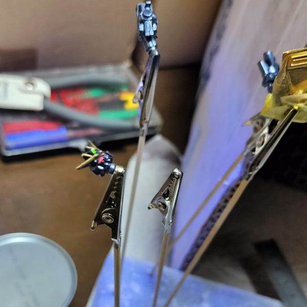 メインのメタリックダークブルーは塗り終えました。あとは部分塗装かな。ここからはマスキングせず筆塗りで手抜き時短。ガチらない、ガチラナイ…。（2枚目）